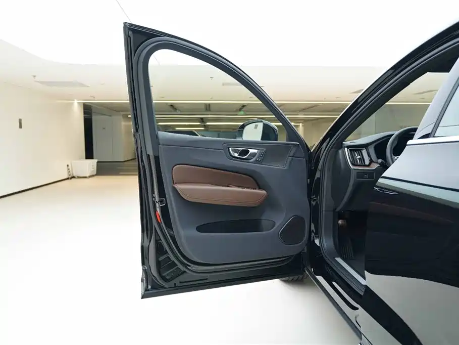 Volvo XC60 2024 B5 AWD Intelligent Distance Luxury Edition