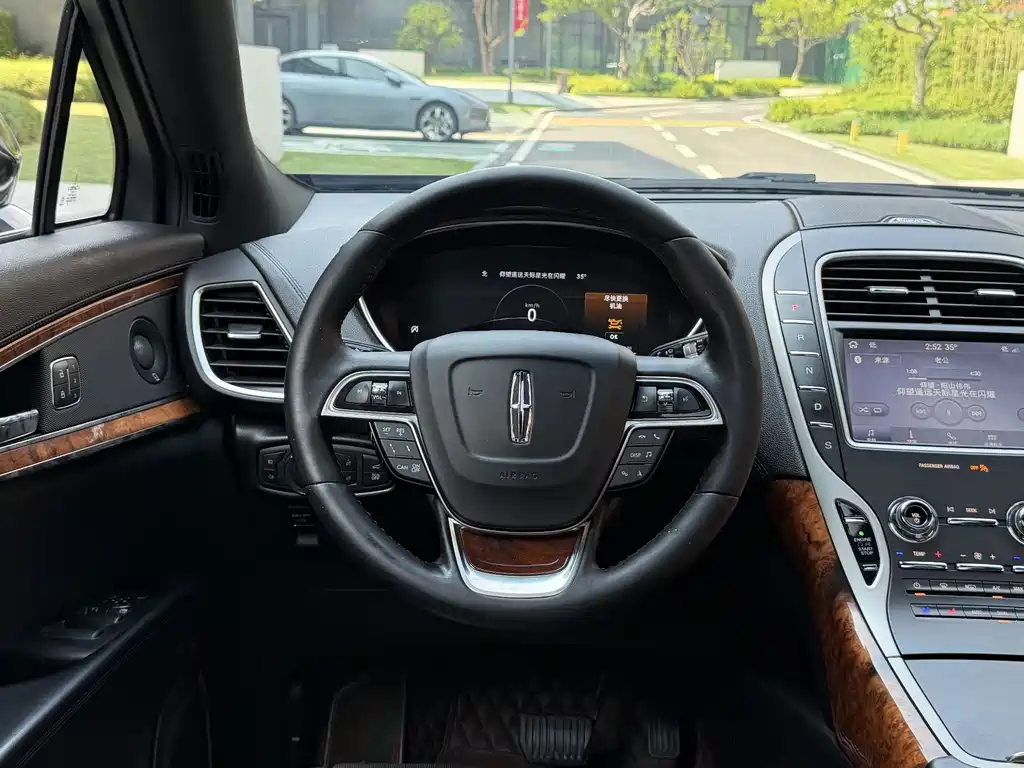 Navigator Import 2020 Model 2.0T All-Wheel Drive Zunya Edition