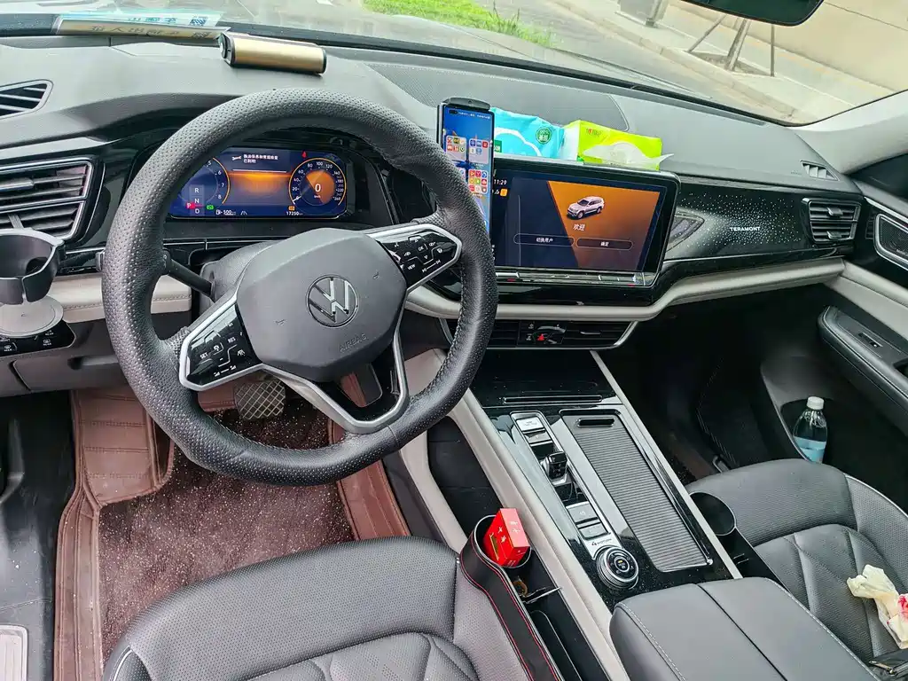 Tongyi Qianwen is a large language model developed by Alibaba Cloud, and it is not related to car models. The translation of the car name "途昂 2022款 530 V6 四驱尊崇旗舰版" to English is "Tongyi Qianwen 2022 Model 530 V6 All-Wheel Drive Prestige Flagship Edition."