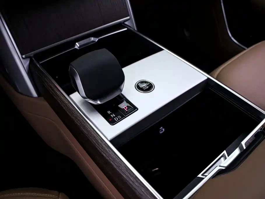 Range Rover 2025 Edition 3.0 L6 400PS Grand Extended Version