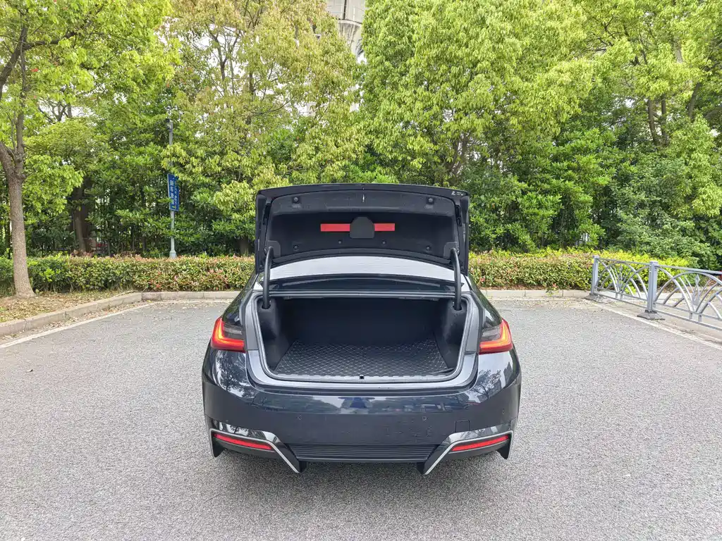 BMW i3 2024 model eDrive 35 L