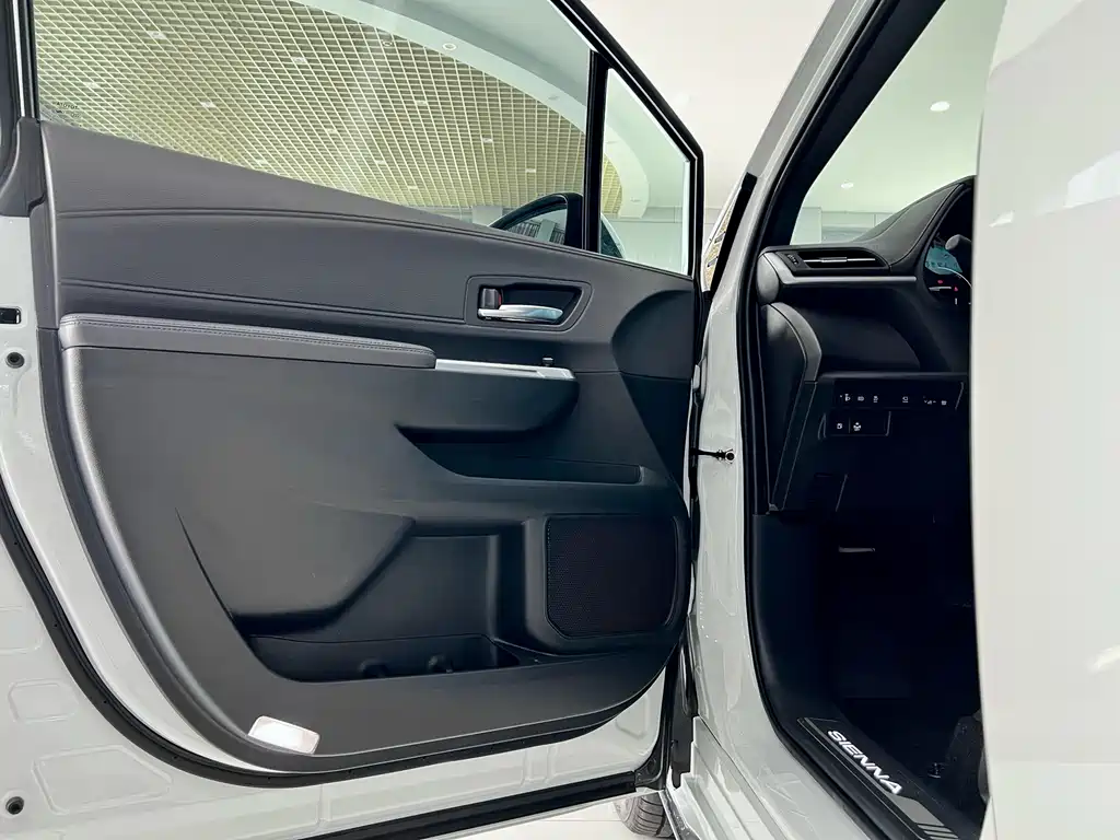 SIENNA 2024 2.5L Hybrid Premium Luxury Edition