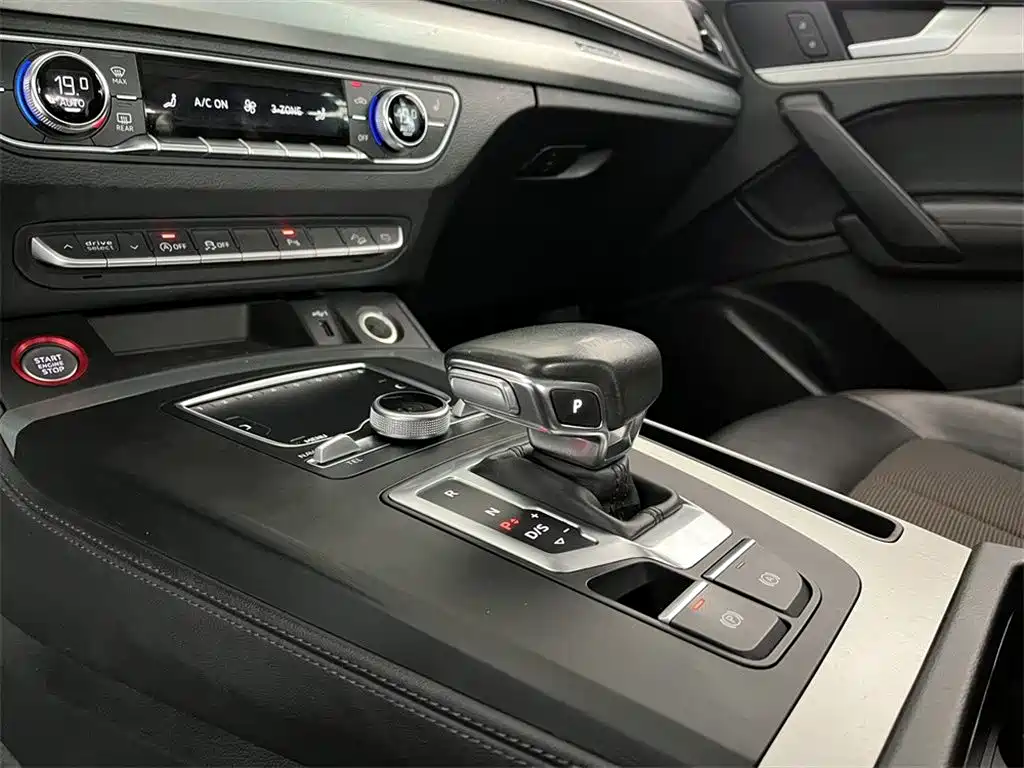 Audi Q5L 2018 40 TFSI Rongxiang Fashion Edition National VI