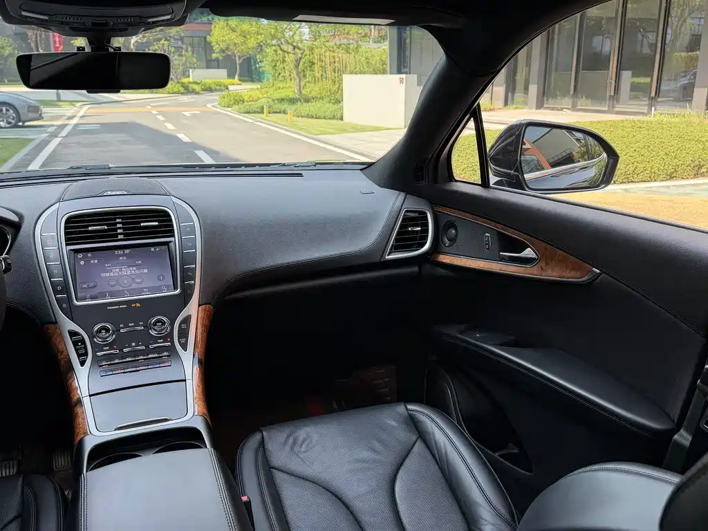 Navigator Import 2020 Model 2.0T All-Wheel Drive Zunya Edition