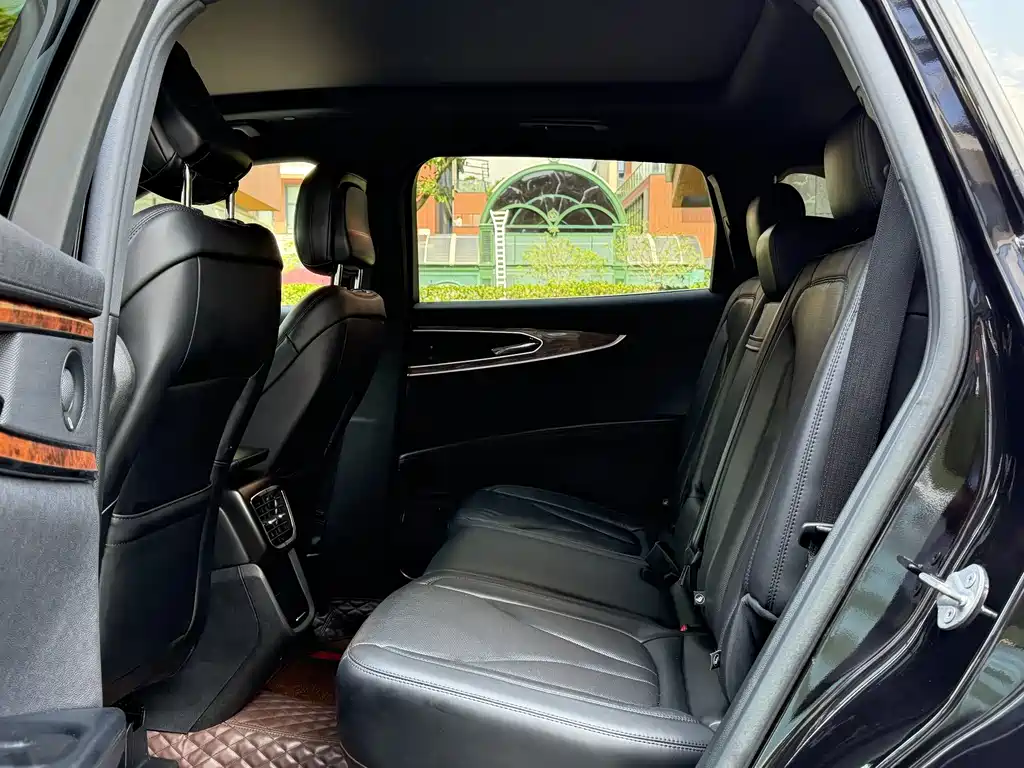 Navigator Import 2020 Model 2.0T All-Wheel Drive Zunya Edition