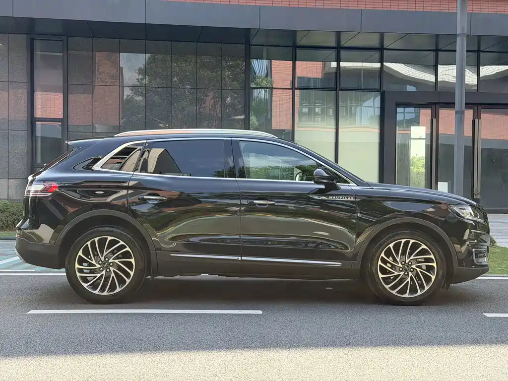 Navigator Import 2020 Model 2.0T All-Wheel Drive Zunya Edition