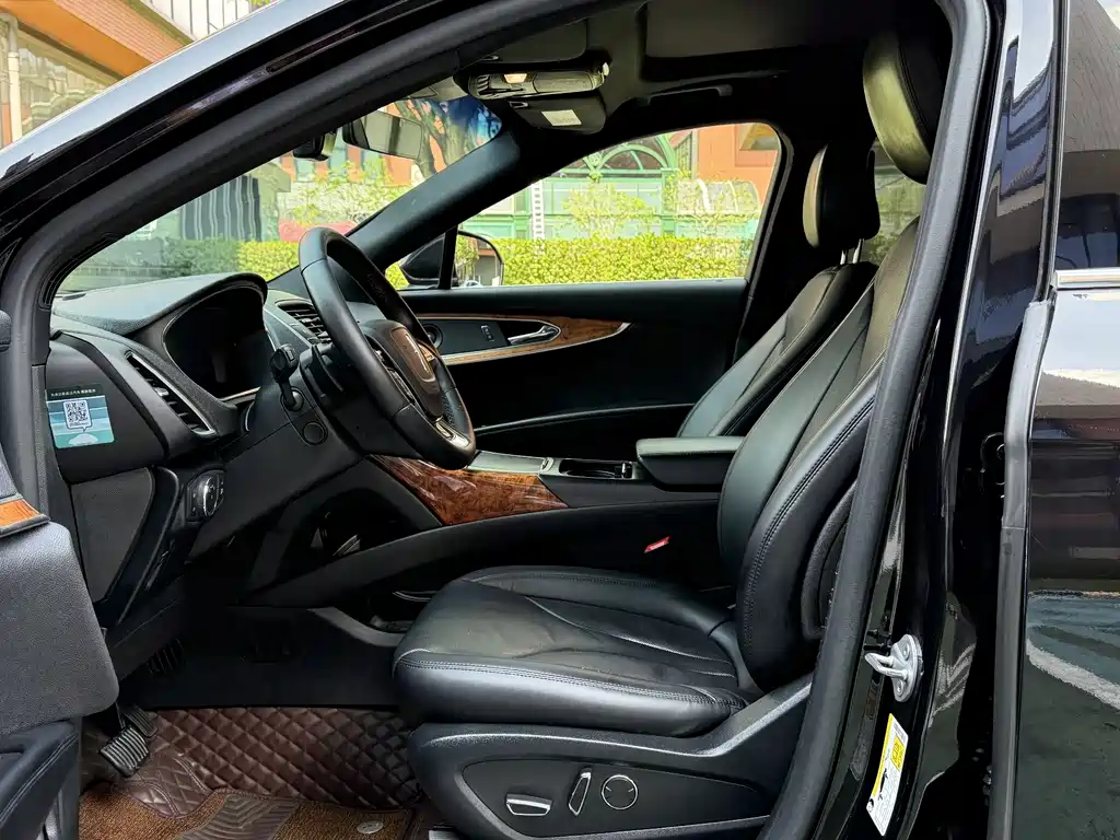 Navigator Import 2020 Model 2.0T All-Wheel Drive Zunya Edition
