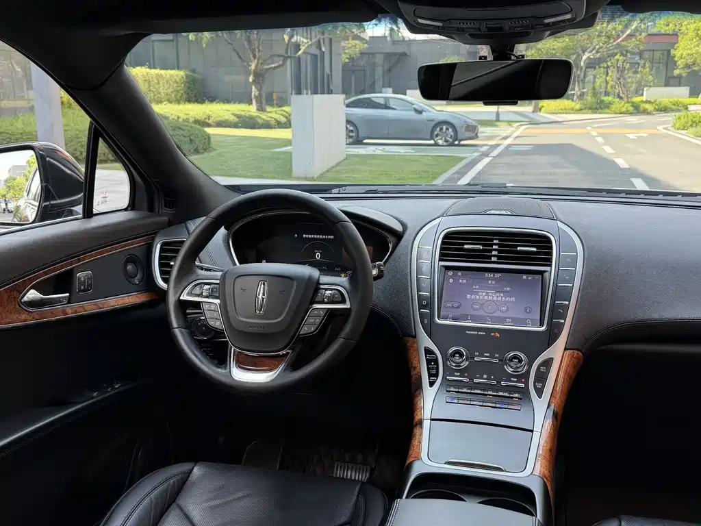 Navigator Import 2020 Model 2.0T All-Wheel Drive Zunya Edition