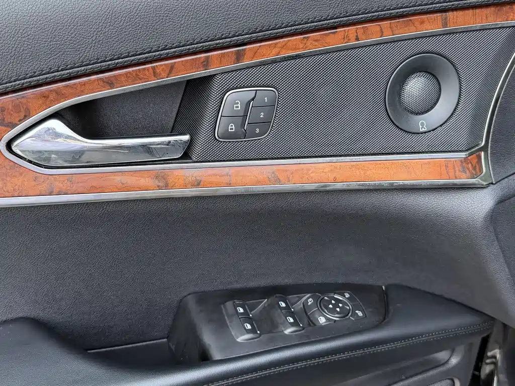 Navigator Import 2020 Model 2.0T All-Wheel Drive Zunya Edition
