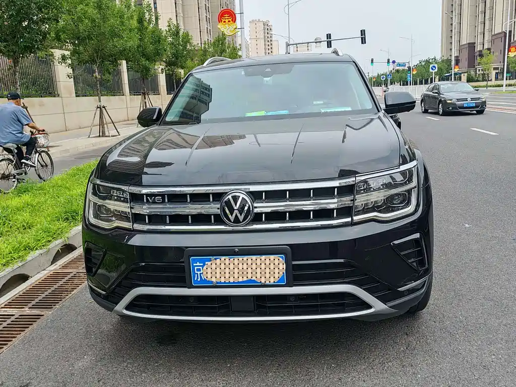 Tongyi Qianwen is a large language model developed by Alibaba Cloud, and it is not related to car models. The translation of the car name "途昂 2022款 530 V6 四驱尊崇旗舰版" to English is "Tongyi Qianwen 2022 Model 530 V6 All-Wheel Drive Prestige Flagship Edition."