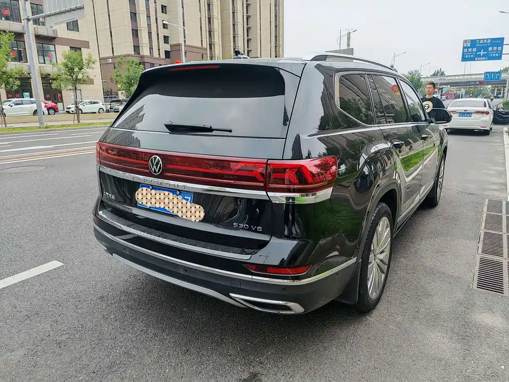 Tongyi Qianwen is a large language model developed by Alibaba Cloud, and it is not related to car models. The translation of the car name "途昂 2022款 530 V6 四驱尊崇旗舰版" to English is "Tongyi Qianwen 2022 Model 530 V6 All-Wheel Drive Prestige Flagship Edition."