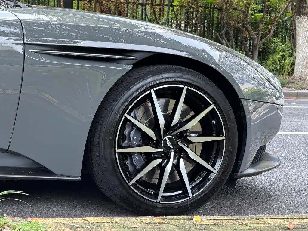 Aston Martin DB11 2022 Model 4.0T V8 Coupe