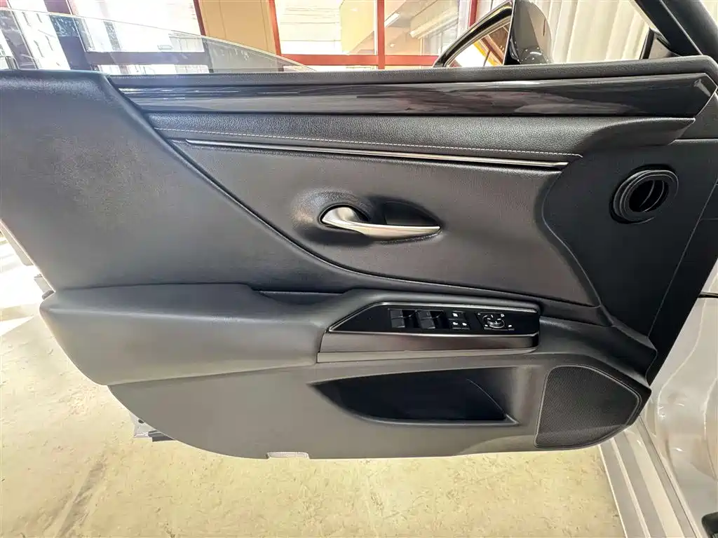 Lexus ES 2020 200 Excellence Edition