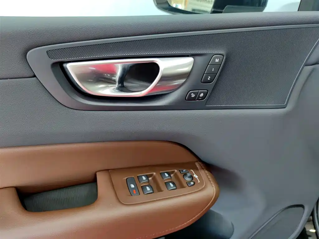 Volvo XC60 2025 B5 AWD Intelligent Distance Luxury Edition
