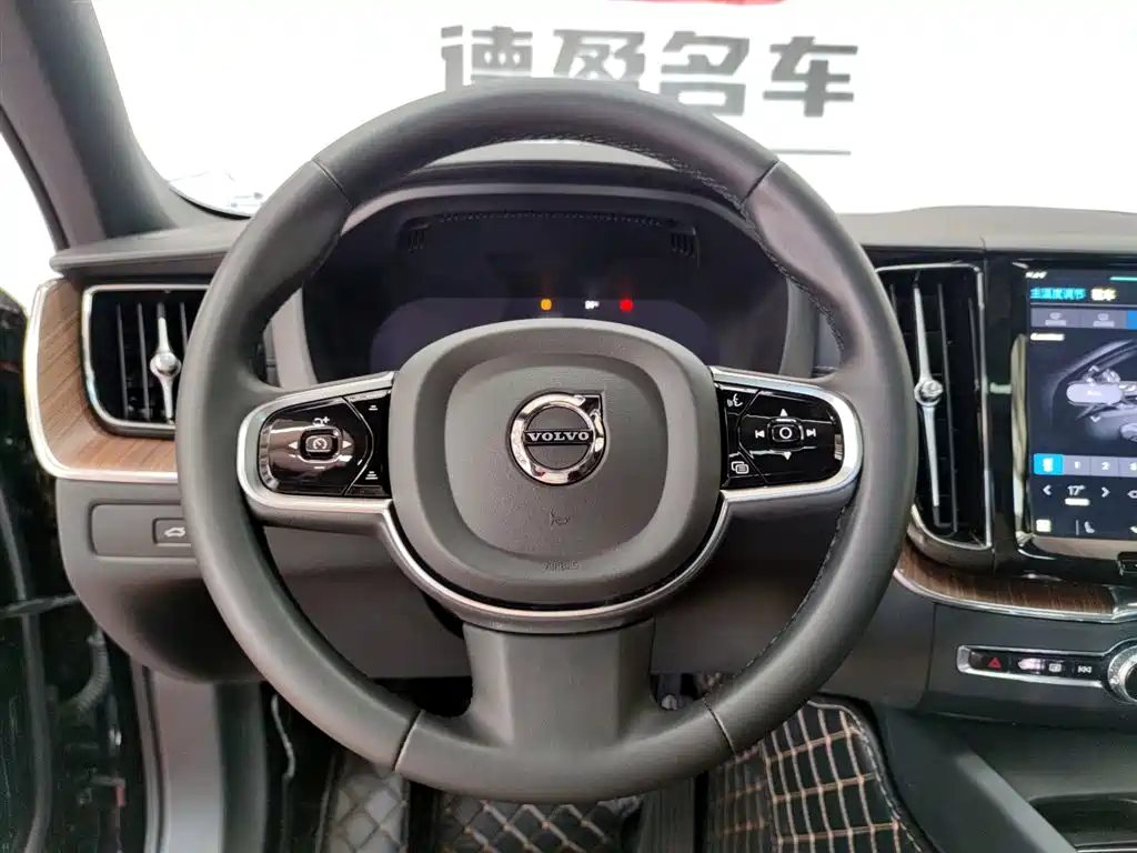Volvo XC60 2025 B5 AWD Intelligent Distance Luxury Edition