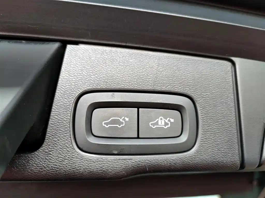 Volvo XC60 2025 B5 AWD Intelligent Distance Luxury Edition