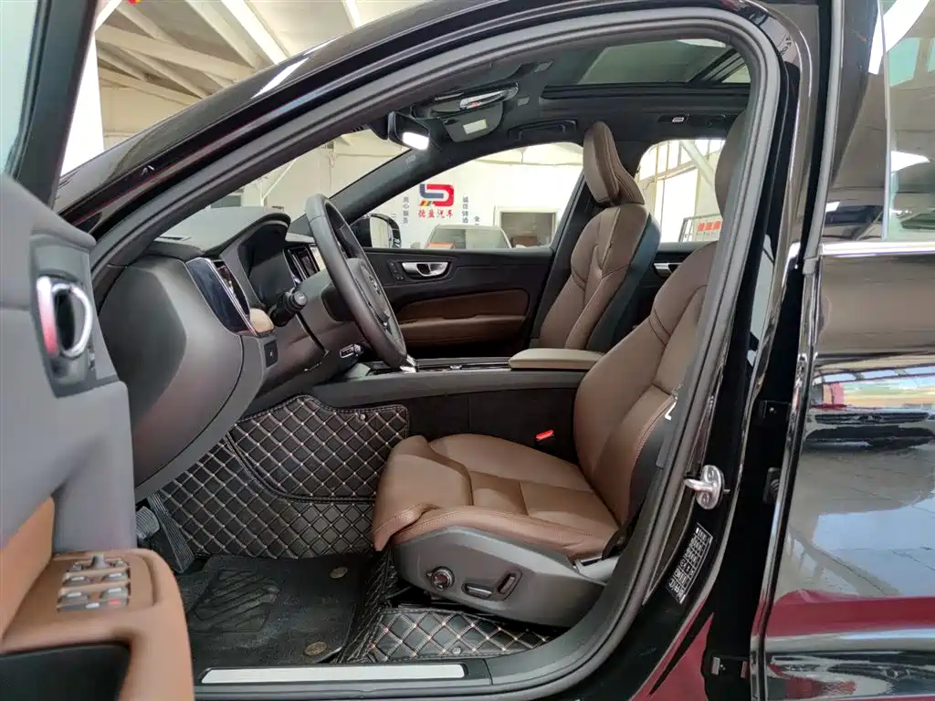 Volvo XC60 2025 B5 AWD Intelligent Distance Luxury Edition