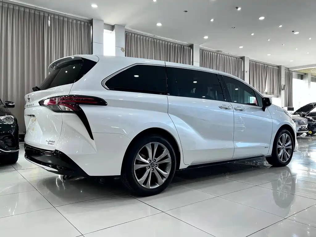 SIENNA 2024 2.5L Hybrid Premium Luxury Edition