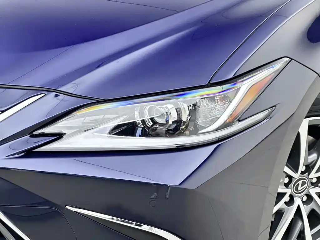 Lexus ES 2022 300h Excellence Edition