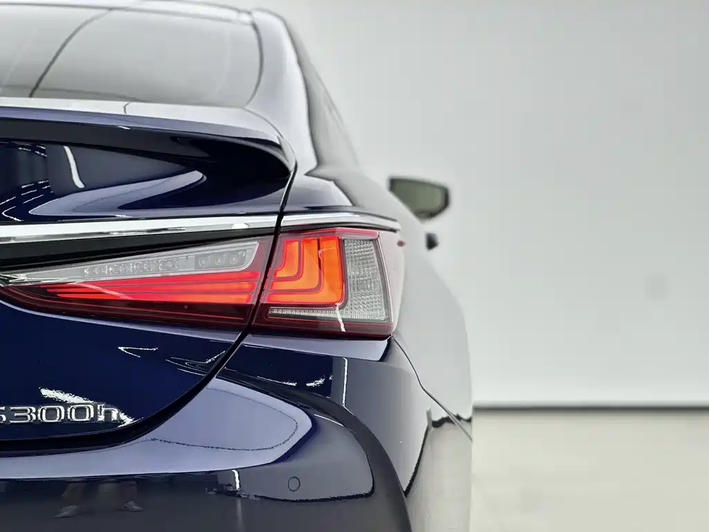 Lexus ES 2022 300h Excellence Edition