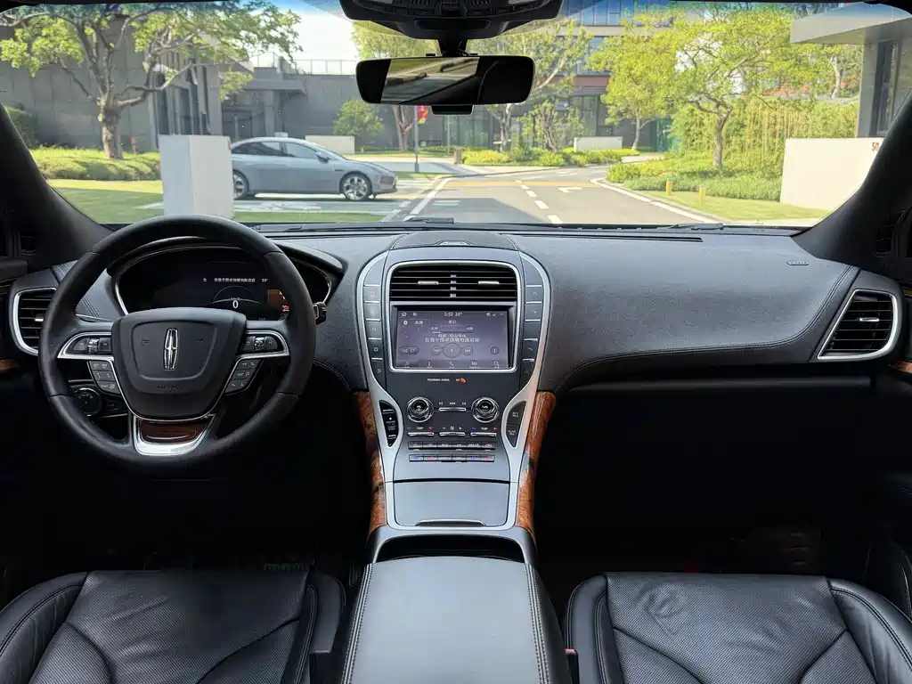 Navigator Import 2020 Model 2.0T All-Wheel Drive Zunya Edition