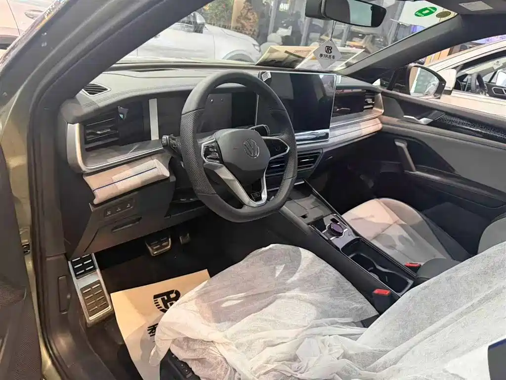 Tiguan L 2025 Edition Outstanding 330 TSI Automatic Two-Wheel Drive R-Line Longyan Edition