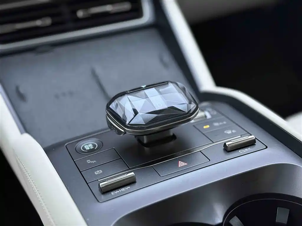 秦L 2024款 DM-i 120KM 卓越型 **Translated:** Qin L 2024 DM-i 120KM Excellence Edition