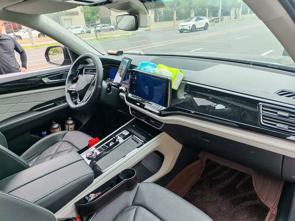 Tongyi Qianwen is a large language model developed by Alibaba Cloud, and it is not related to car models. The translation of the car name "途昂 2022款 530 V6 四驱尊崇旗舰版" to English is "Tongyi Qianwen 2022 Model 530 V6 All-Wheel Drive Prestige Flagship Edition."