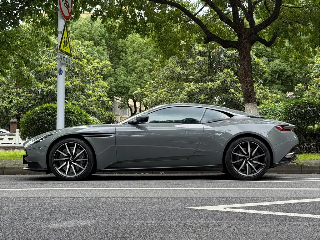 Aston Martin DB11 2022 Model 4.0T V8 Coupe