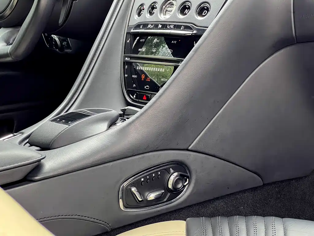 Aston Martin DB11 2022 Model 4.0T V8 Coupe