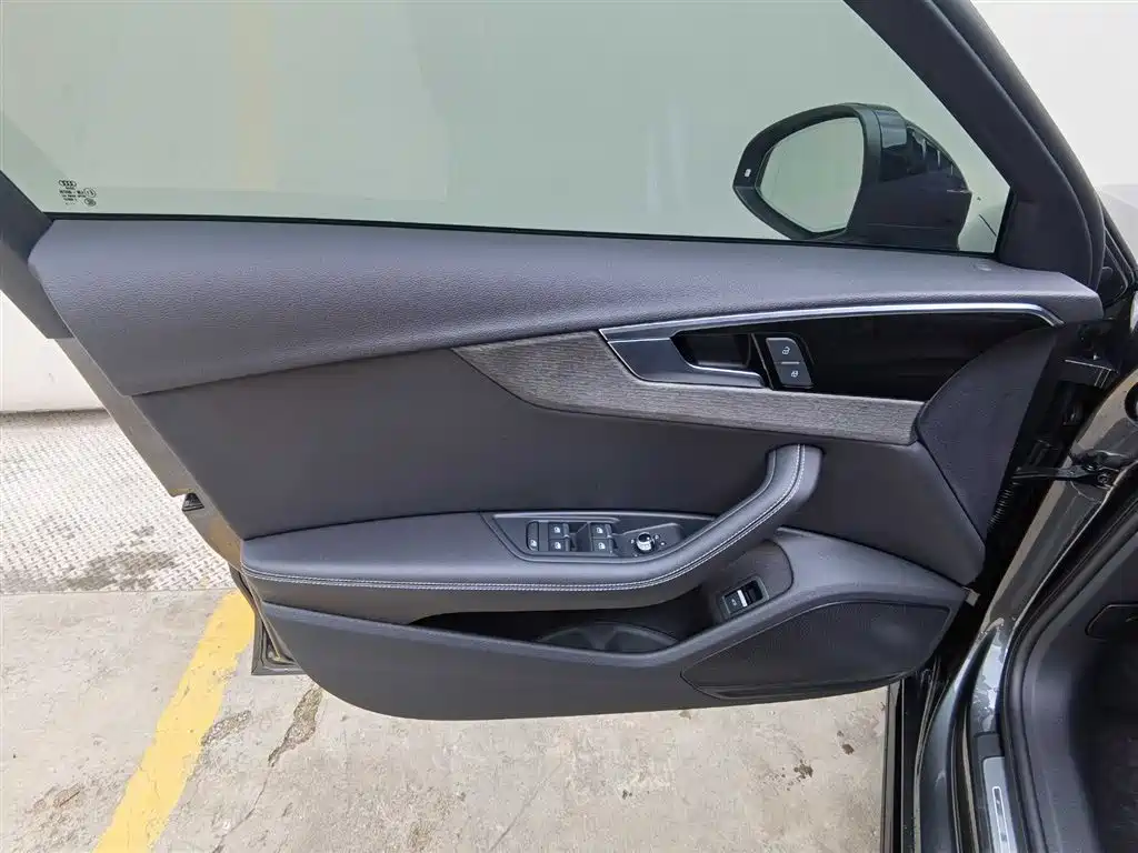 Audi A4L 2023 40 TFSI Luxury Dynamic Edition