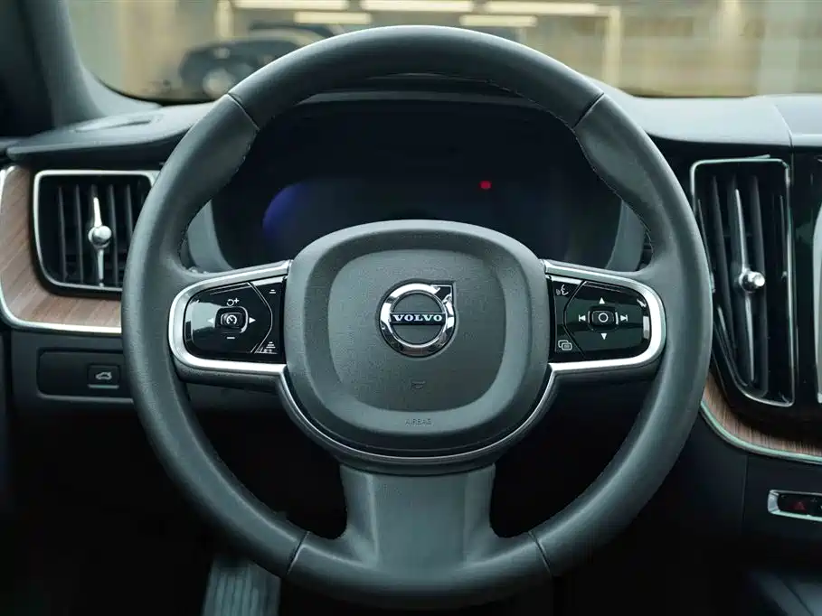 Volvo XC60 2024 B5 AWD Intelligent Distance Luxury Edition