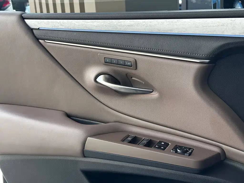Lexus ES 2025 200 Prestige Edition