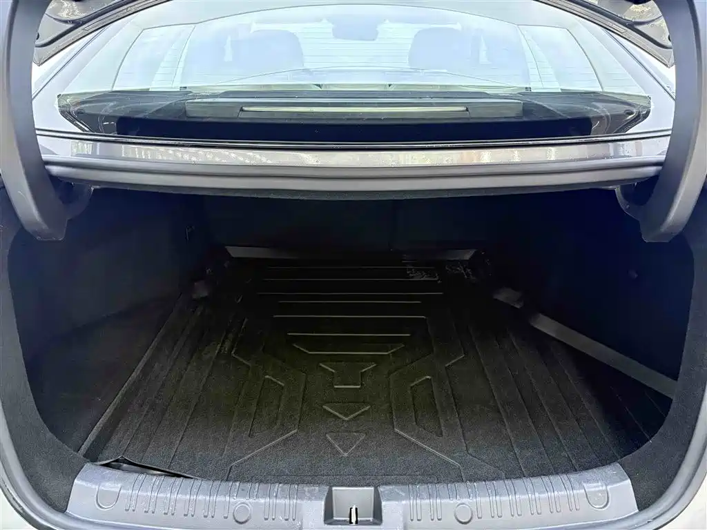 秦L 2024款 DM-i 120KM 卓越型 **Translated:** Qin L 2024 DM-i 120KM Excellence Edition