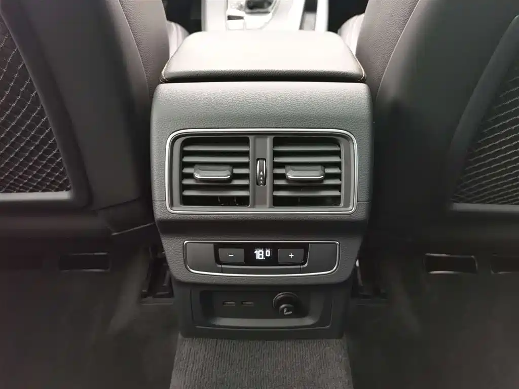 Audi Q5L 2018 40 TFSI Rongxiang Fashion Edition National V
