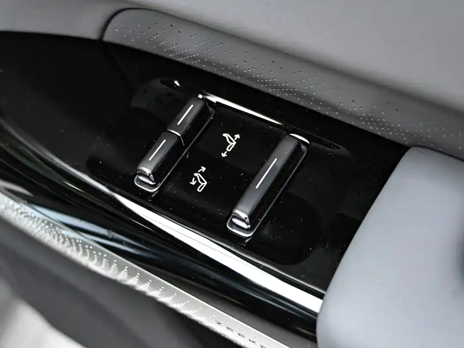 Jizhe 7X 2025 Edition 100kWh Long Range All-Wheel Drive Intelligent Driving Version