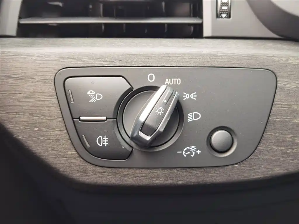 Audi A4L 2023 40 TFSI Luxury Dynamic Edition