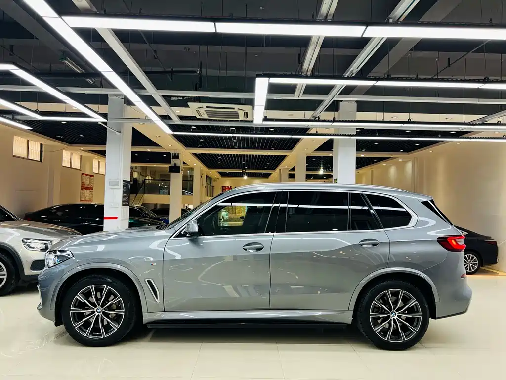 BMW X5 2022 xDrive 30Li M Sport Package