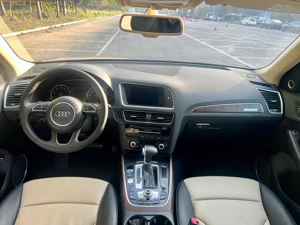 Audi Q5 2016 model Comfort Edition