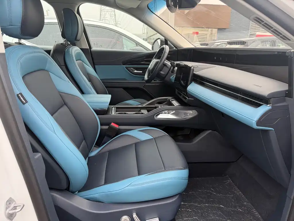 Navigator 2025 2.0T All-Wheel Drive Premium Hybrid Edition