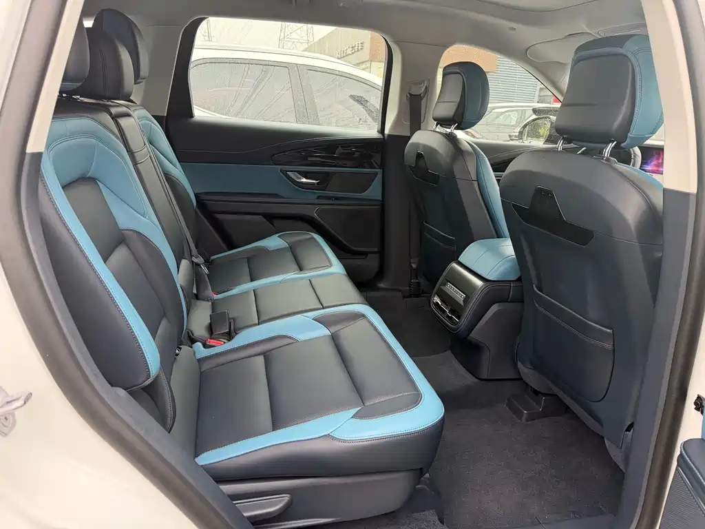Navigator 2025 2.0T All-Wheel Drive Premium Hybrid Edition