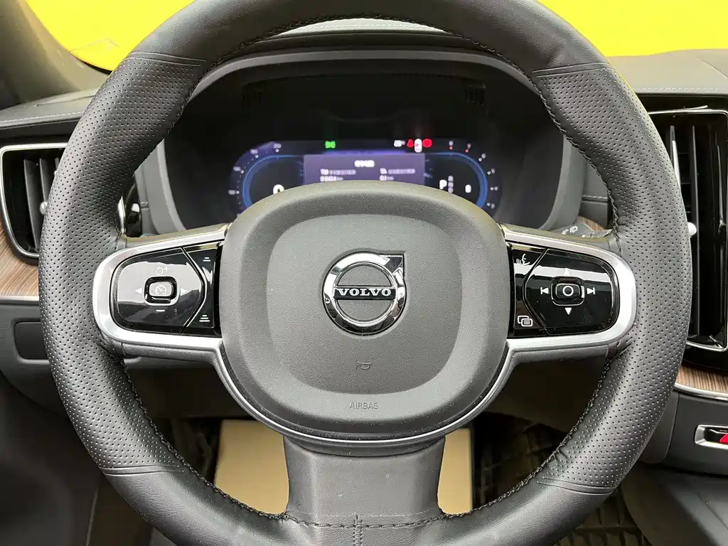 Volvo XC60 2024 B5 AWD Intelligent Distance Luxury Edition
