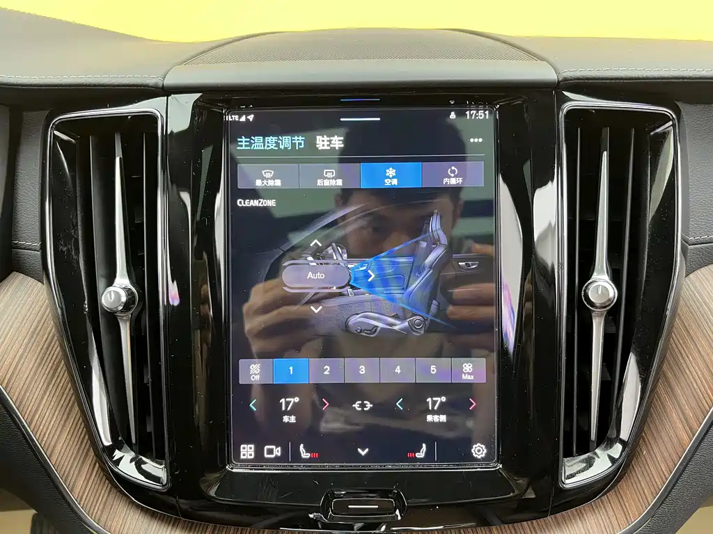 Volvo XC60 2024 B5 AWD Intelligent Distance Luxury Edition