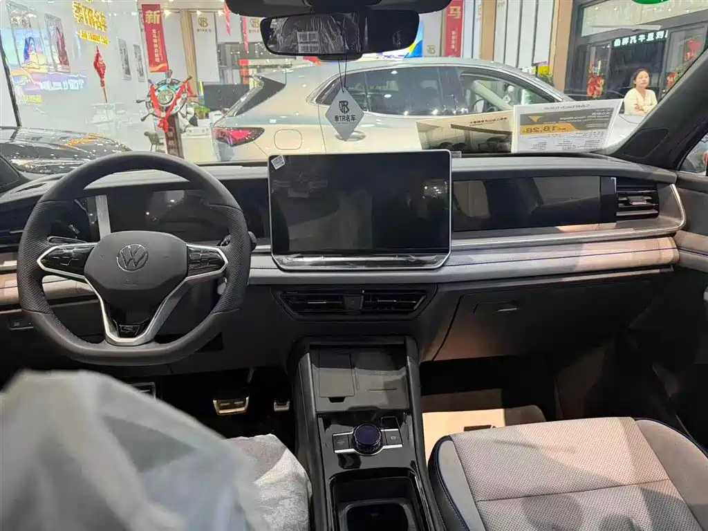 Tiguan L 2025 Edition Outstanding 330 TSI Automatic Two-Wheel Drive R-Line Longyan Edition