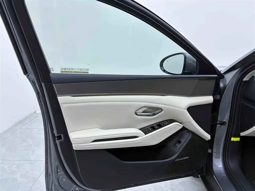 秦L 2024款 DM-i 120KM 卓越型 **Translated:** Qin L 2024 DM-i 120KM Excellence Edition