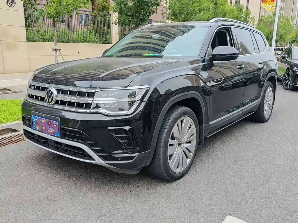 Tongyi Qianwen is a large language model developed by Alibaba Cloud, and it is not related to car models. The translation of the car name "途昂 2022款 530 V6 四驱尊崇旗舰版" to English is "Tongyi Qianwen 2022 Model 530 V6 All-Wheel Drive Prestige Flagship Edition."