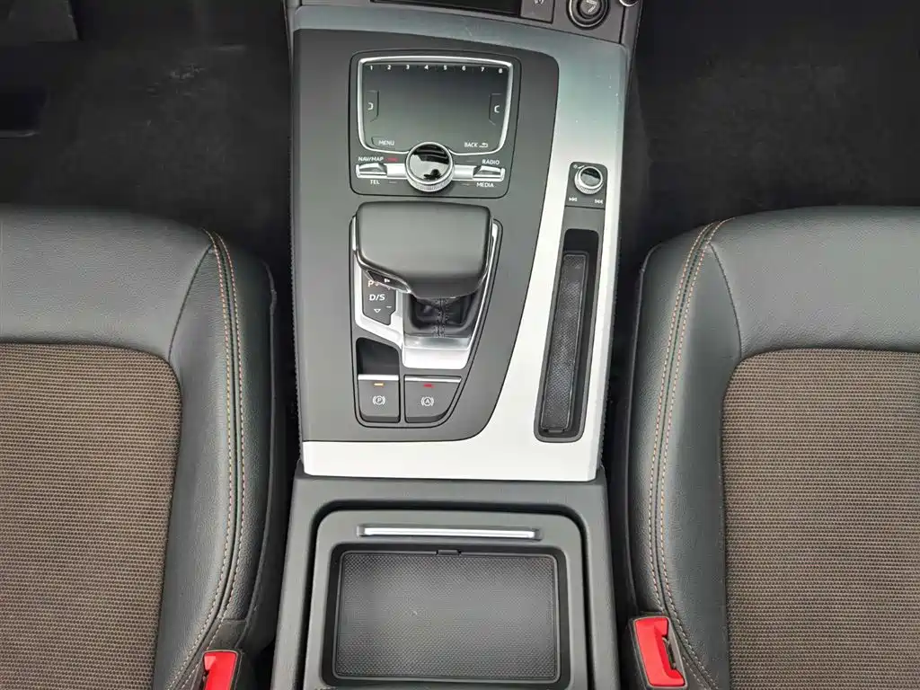 Audi Q5L 2018 40 TFSI Rongxiang Fashion Edition National V