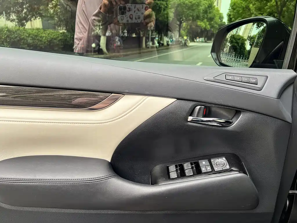 Lexus LM 2020 300h Four-Seater Imperial Edition
