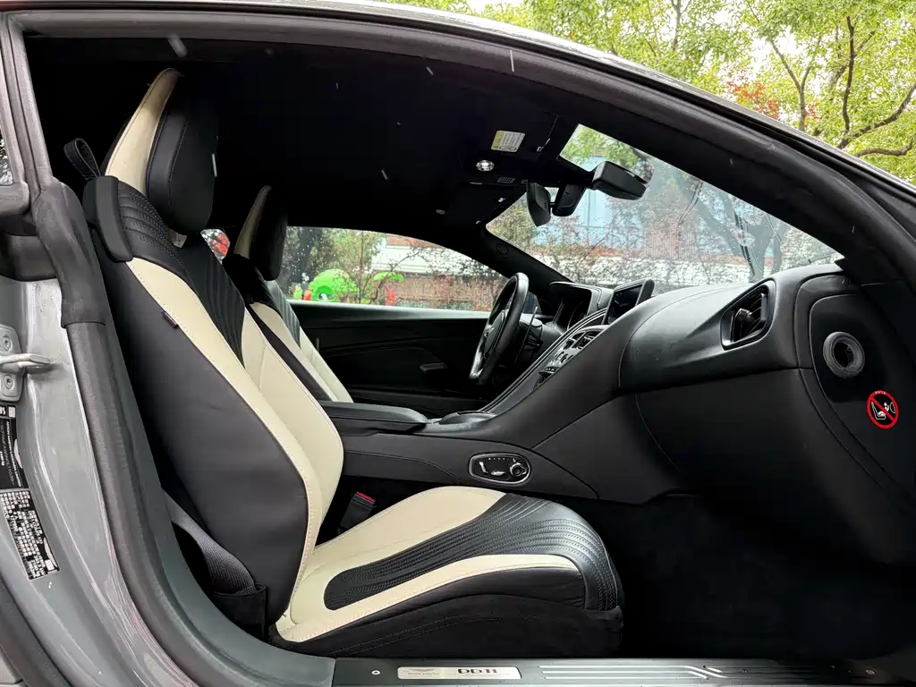 Aston Martin DB11 2022 Model 4.0T V8 Coupe