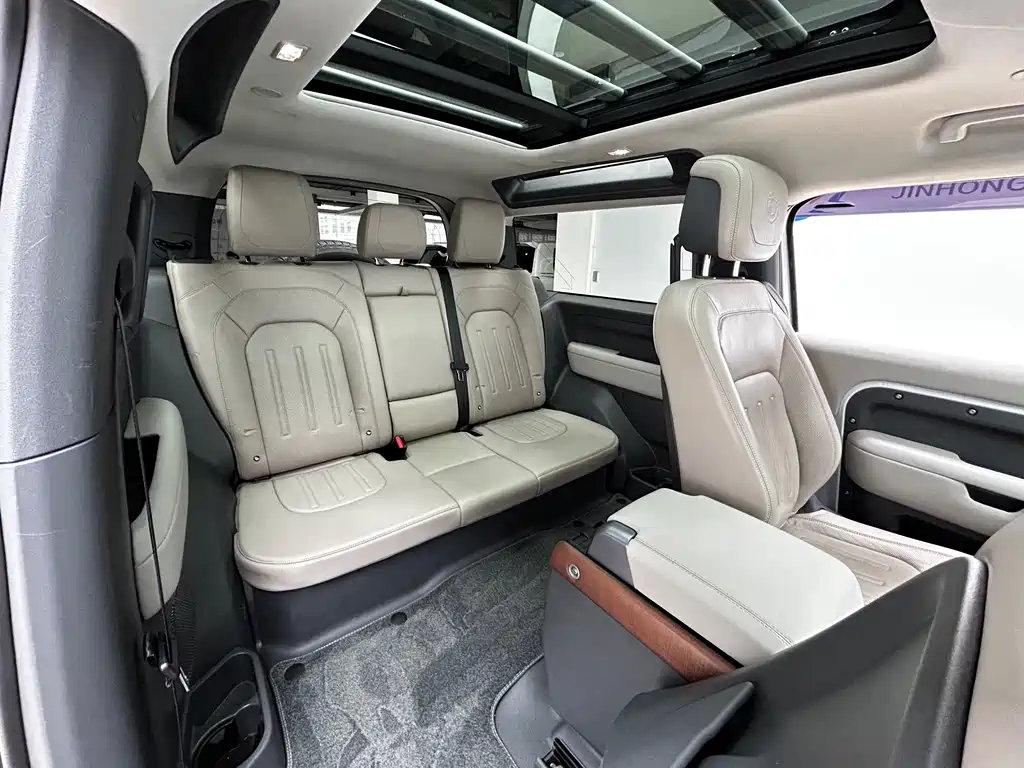 Land Rover Defender 2022 90 2.0T P300 Tiger Heart Edition